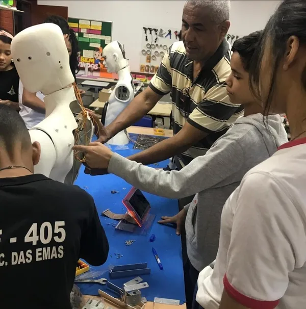 Atividade de robótica educacional no CEF 405
