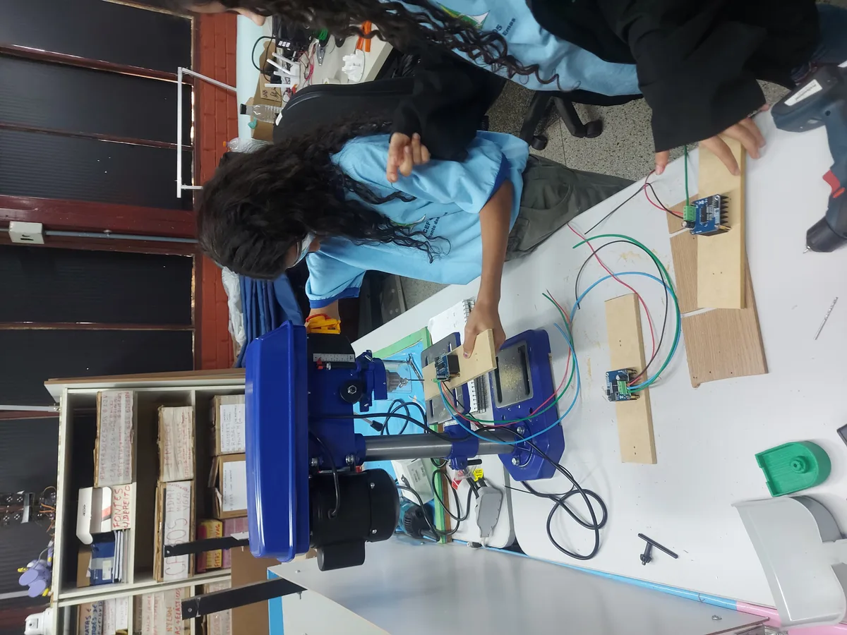 Bancada do espaço maker com componentes eletrônicos