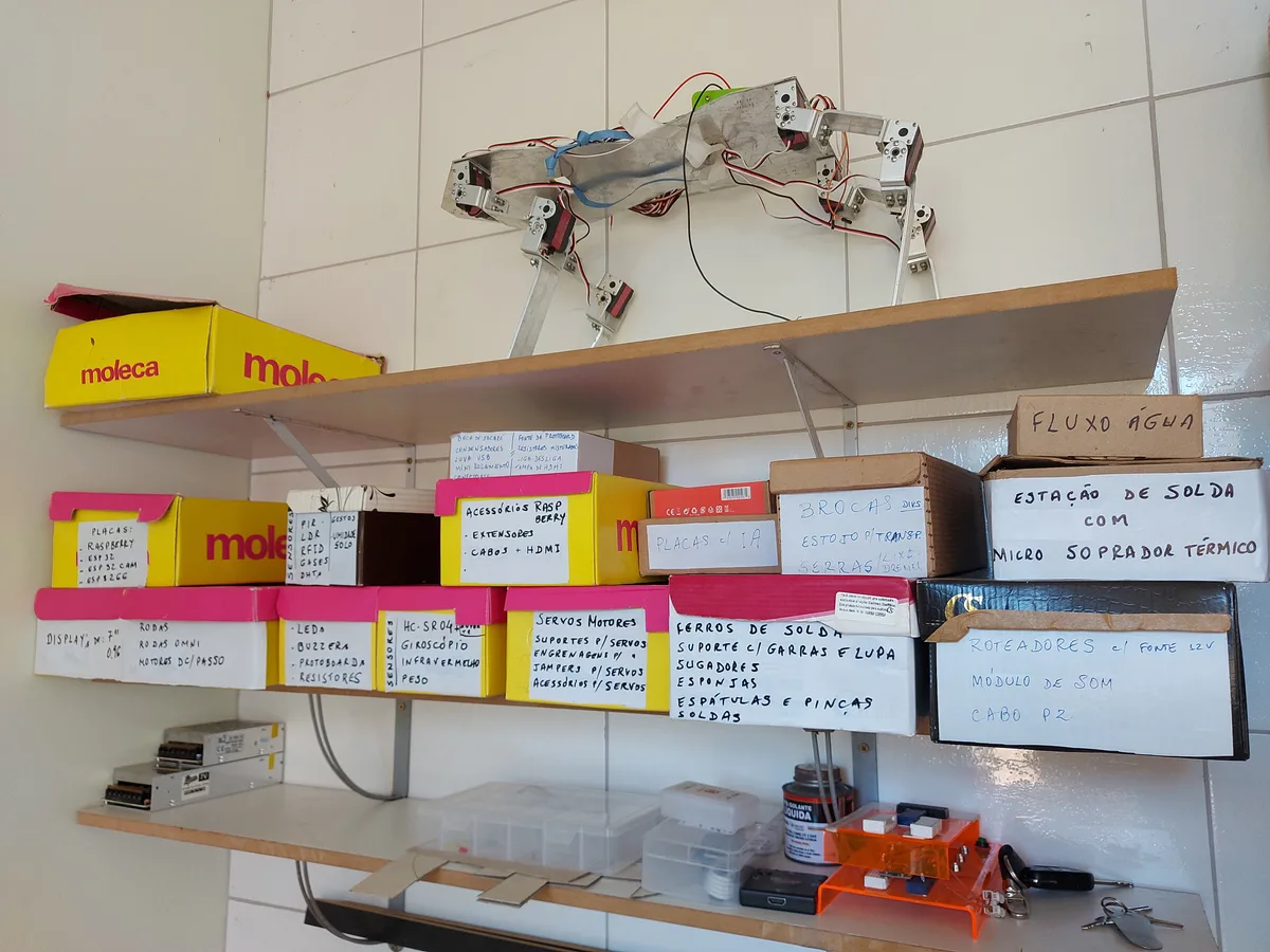 Aluno programando microcontrolador