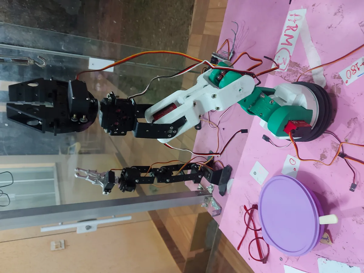 Alunos trabalhando no espaço maker